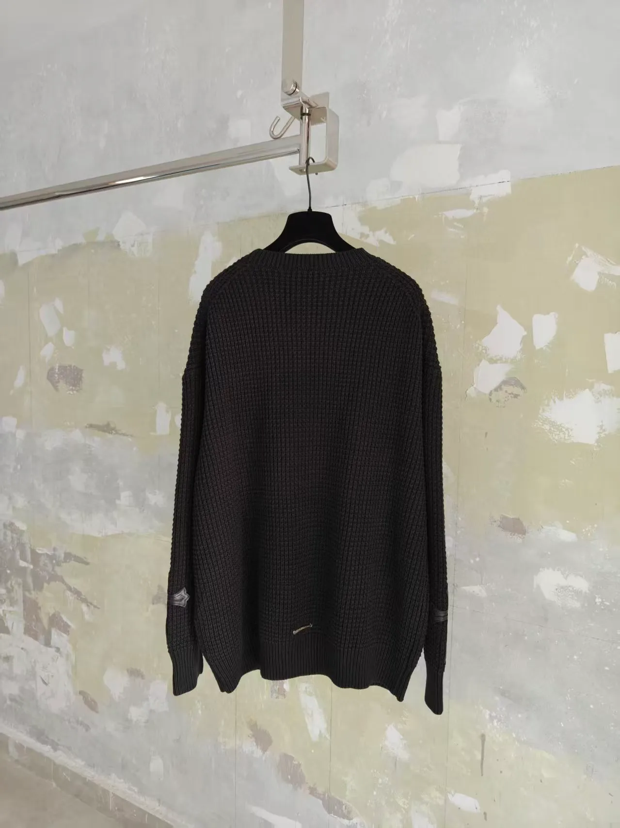 P550 Chrome Hearts cashmere waffle sweater. The main fabric is made of custom-woven and dyed cashmere and mulberry silk blended yarn. The whole dress takes nearly 200 minutes. The Chrome Hearts cross leather on both sides of the sleeves is genuine sheepskin. Hardware. The cross sheepskin is sewn by hand. The labor cost is extremely high. The back hardware accessories are molded and made to order. They are aged and oxidized. Size S M L